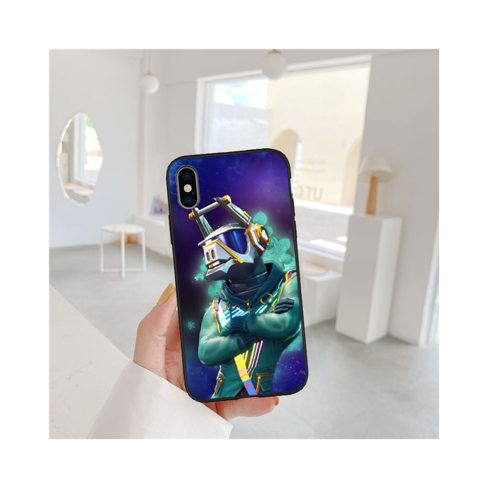 Coque iPhone 13 Pro Personnage Fortnite Casque Lapin Vert et Violet