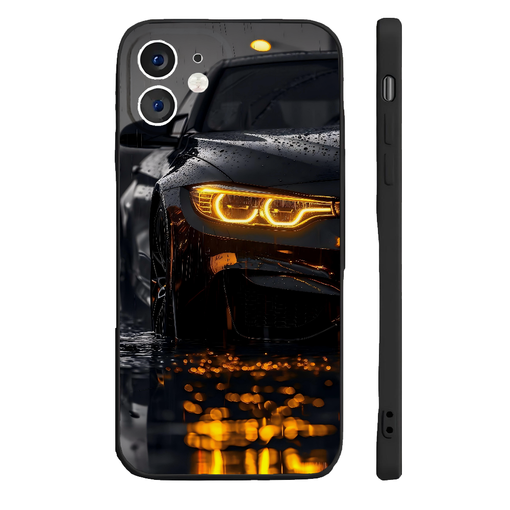 Coque iPhone 16 Plus - Voiture de sport noire sous la pluie